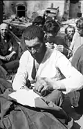 Travailleurs forcés de  Mahiliow (Biélorussie) devant coudre une immense étoile sur leur vêtement (juillet 1941).