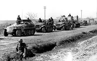 Colonne de blindés (Sd kfz 250,Zugkraftwagen, et 15-cm sIG 33 (Sf) auf Panzerkampfwagen I Ausf B) en marche contre l'URSS en juin 1941.