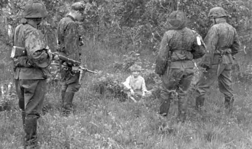 Arrestation de partisans (Russie, juillet 1943).