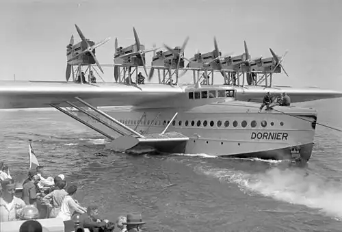 Dornier Do X : la stabilité est assurée par les extensions latérales.
