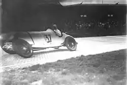 Photo de Caracciola pilotant une Mercedes-Benz SSKL à l'Avusrennen en 1931.