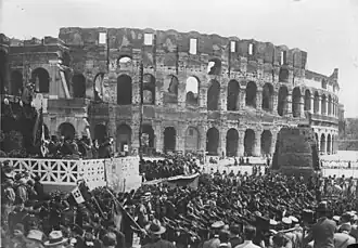 Discours de Mussolini à la jeunesse, devant la Meta Sudans, septembre 1931. Le monument fut rasé peu après.