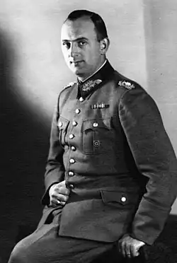 Portrait en noir et blanc d'un homme vêtu d'un costume militaire.