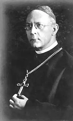 Adolf Bertramcréé en 1916, révélé en 1919
