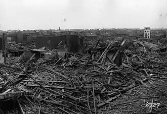 Ruine de maisons de bois, Lens, 1914.