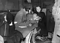 5&nbsp;000&nbsp;enfants réfugiés juifs allemands âgés de 12 à 17 ans, venus de Berlin et Hambourg en passant par Hoek van Holland à Harwich (Essex), seront pris en charge par des contributions volontaires (et non des fonds publics), seront abrités par des familles britanniques, recevront un enseignement et apprendront des métiers pour ensuite émigrer vers les possessions britanniques dont la Palestine (décembre 1938)