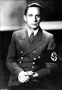 Photographie en noir et blanc d'un homme en uniforme.