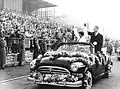 Les cosmonautes soviétiques Youri Gagarine et Valentina Terechkova dans un cabriolet P240 à Berlin en 1963.