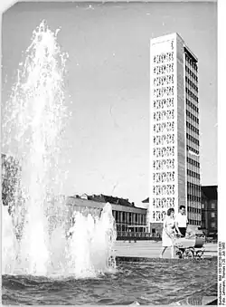 La tour HKB dessinée par Iris Grund, ici en 1965, peu après sa construction