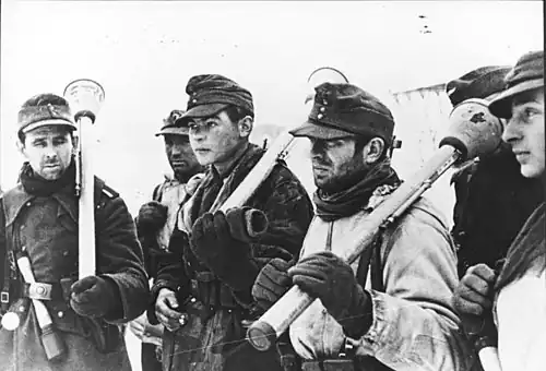 Soldats allemands armés de Panzerfäuste sur le Front de l'Est en 1945.