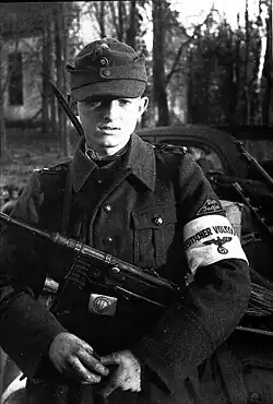 2. Un adolescent de 16&nbsp;ans du  Volkssturm de Prusse-Orientale. Plus tôt dans le conflit, son arme automatique à courte portée était généralement attribuée à un soldat aguerri, voire aux cadres.