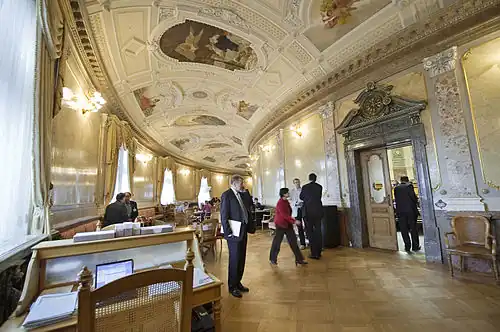 La salle des pas perdus. Peintures d'Antonio Barzaghi-Cattaneo.