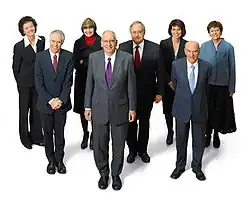 Photographie de huit personnes, quatre hommes et quatre femmes.