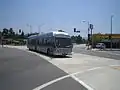 Un bus de la ligne orange à l'intersection de Burbank Boulevard et Fulton Avenue.