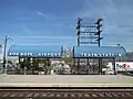 La gare, (vue des quais), portant l'inscription : Bob Hope Airport Train Station.