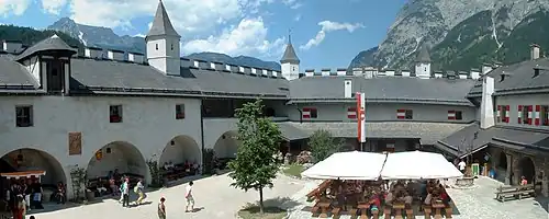 La cour du château.
