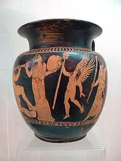 Jeune fille jouant du tambourin. Vase grec à figures rouges. Musée archéologique de Bourgas.