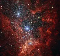 Deux superamas. Une autre image du télescope spatial Hubble montrant les deux super amas d'étoiles. Chacun des deux amas contient plus d'un million d'étoiles.