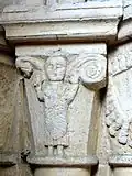 Premier pilier du sud : prêtre bénissant.