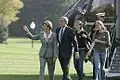 Jenna (sur la droite), sa sœur et ses parents à la descente de Marine One sur la pelouse de la Maison Blanche en 2006.
