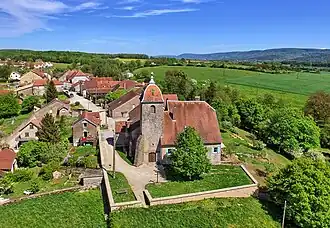 L'église sur son promontoire.