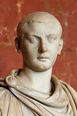 Détail d'un buste de jeune homme en marbre