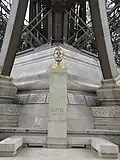 Le monument dans son ensemble, avec le buste et son piédestal (2012).