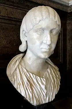 Buste d'une femme aux cheveux plaqués vers l'arrière, vêtue d'une toge.