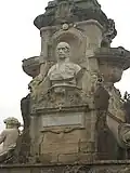Gros plan du buste de Charles de Brouckère, se trouvant sur la fontaine érigée en son honneur.