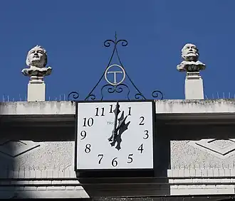 Détails des bustes.