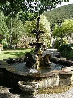La fontaine.