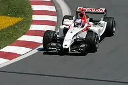 Photo vu de haut d'une monoplace blanche en piste