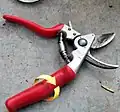 Sécateur à poignée tournante.
