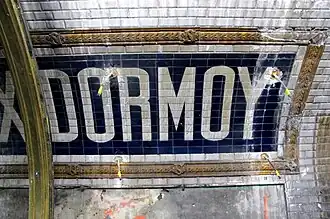 Céramique « Nord-Sud » d'origine incorporant le nom de la station.