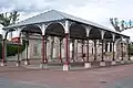 La halle sur la place principale du village (mai&nbsp;2012).
