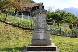 Photographie en couleurs du monument aux morts de Césarches.