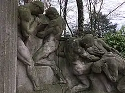 Détail du côté droit du monument