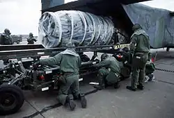 Personnels de l'USAF en tenue NBC durant un exercice sur un aéroport en 1985.