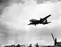 Un Rosinenbombers C54 larguant ses friandises sur Berlin.