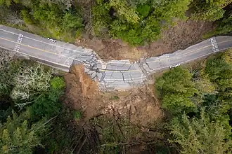 La California State Route 84&nbsp;(en) effondrée lors des « 2022–2023 California floods&nbsp;(en) ». Avril 2023.