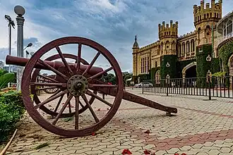 Canon installé devant le Palais de Bangalore (en).