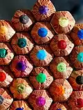 Le crayon a eu une forme hexagonale dès le XIXe&nbsp;siècle pour une meilleure prise en main et un rangement en boîte plus facile. On doit à Ebenezer Wood le premier usage de la scie circulaire et le façonnage hexagonal des crayons.