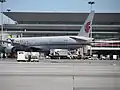 Le Boeing 777-39L(ER) de Air China, qui arrive à la porte d'embarquement 56, en provenance de Beijing, vol CA879.