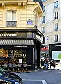 à l'angle de la rue Pascal.