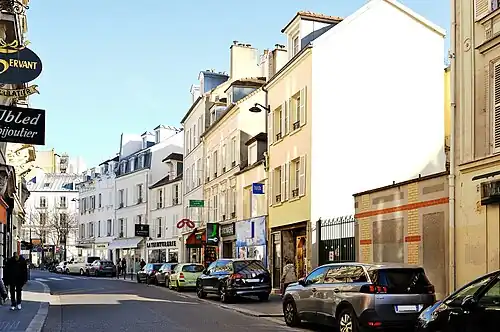 La rue en 2025.