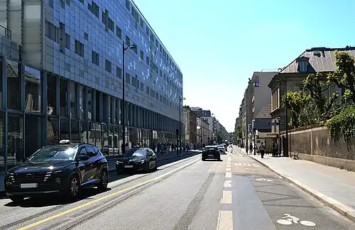 La rue en direction du boulevard Pasteur (numéros 90 et plus).