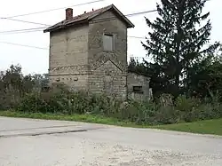 Ancienne maison de garde-barrières à Pusignan  abandonnée