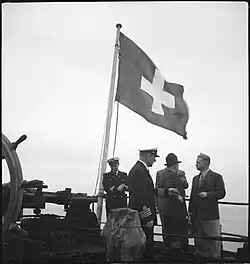 Le pavillon maritime suisse sur le navire Calanda à Lisbonne en mai 1941.