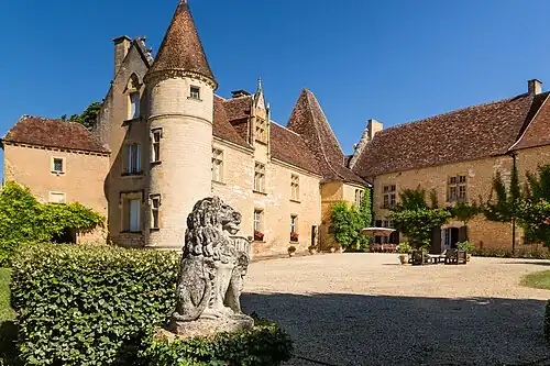 Les deux ailes du château.