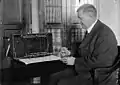 Machine à signer les chèques au département du Trésor des États-Unis (1918).